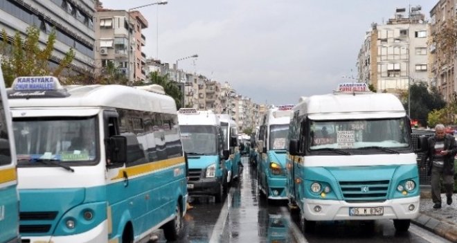 Karşıyaka'da minibüsçüler eylem yaptı