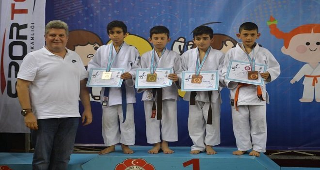 Karşıyaka'da minikler judo şöleni başladı...