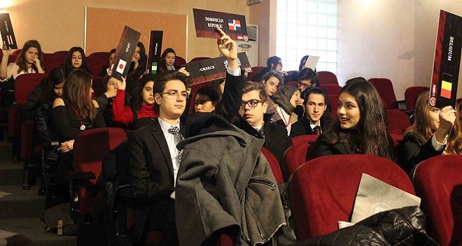 Karşıyaka'da öğrenciler savaşlara çözüm aradılar