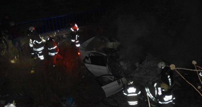 Karşıyaka'da otomobil su kanalına uçtu: 1 ölü