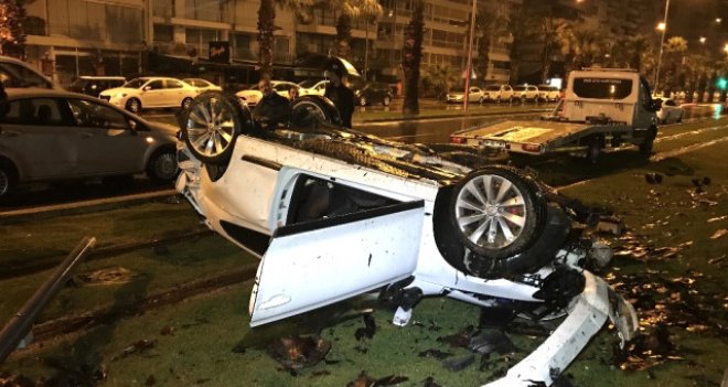 Karşıyaka'da otomobil takla attı: 4 yaralı