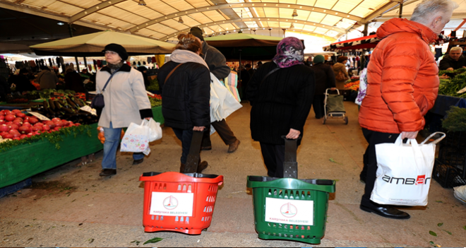 Karşıyaka'da pazarlarda ''ödünç alışveriş arabası'' dönemi...