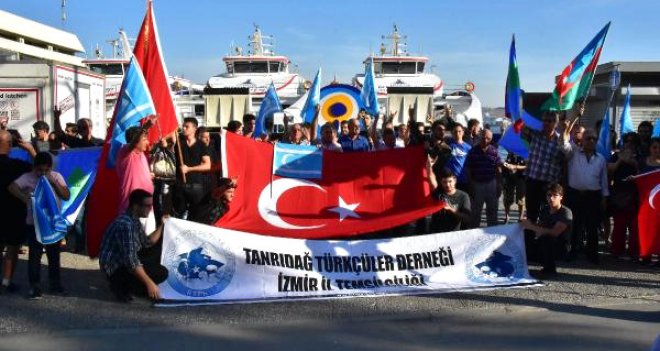 Karşıyaka'da referandum kararı protesto edildi