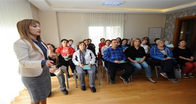 Karşıyaka'da sağlık seminerleri ''şeker'' hastalığıyla sürüyor