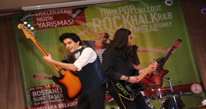 Karşıyaka'da sahne gençlerde