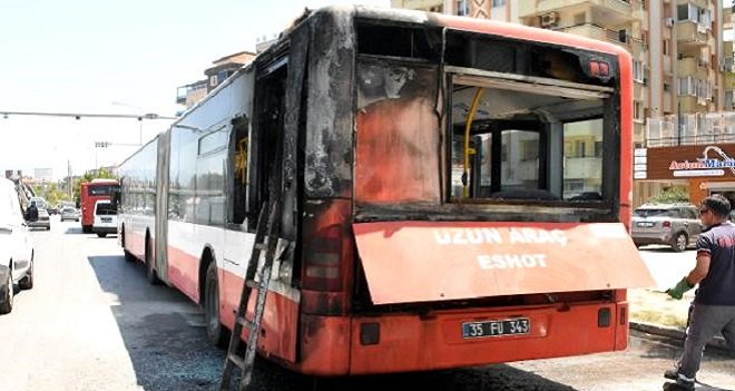 Karşıyaka'da seyir halindeki belediye otobüsü yandı!