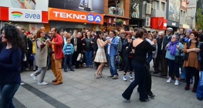 Karşıyaka'da tangolu protesto