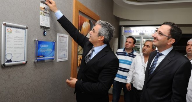 Karşıyaka'da temiz gıdaya 'teşekkür plaketi'