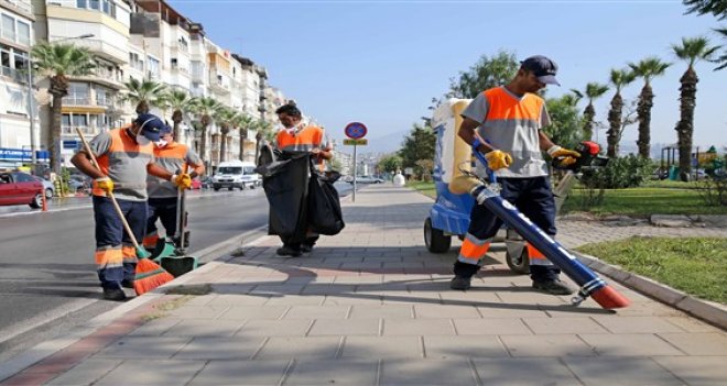 Karşıyaka'da temizlik çalışmaları hız kesmiyor
