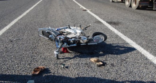 Karşıyaka'da tır altında kalan motosikletli hayatını kaybetti