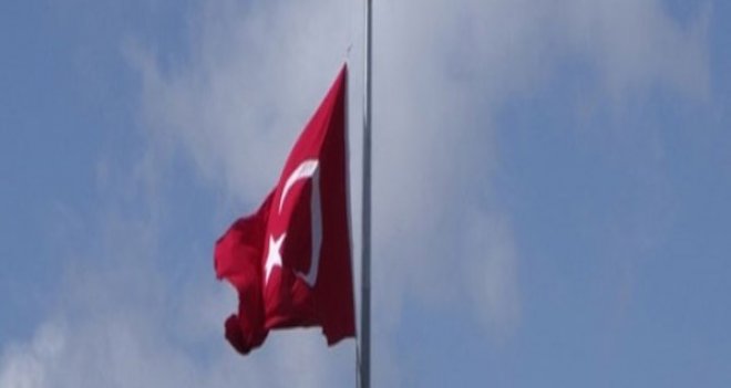 Karşıyaka'da Türk bayrağını indirenler serbest bırakıldı