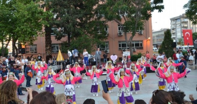 Karşıyaka'da üç gün sürecek halk oyunları şenliği coşkusu