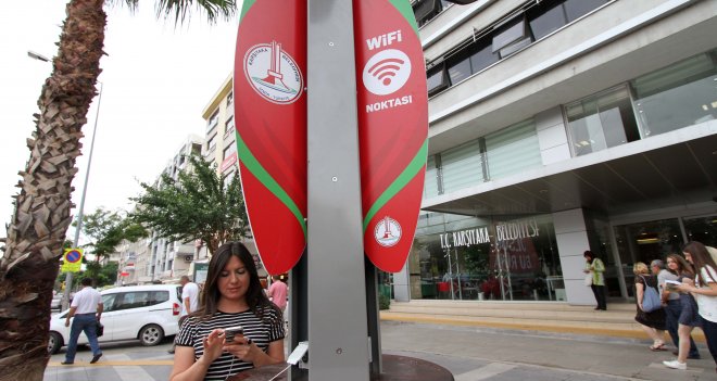Karşıyaka’da ''ücretsiz internet'' keyfi