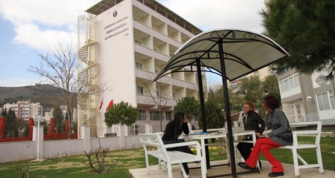 Karşıyaka'da üniversiteli kızlara 5 yıldızlı hizmet