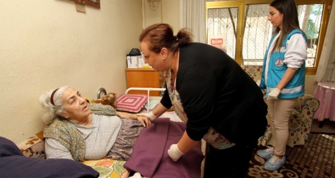 Karşıyaka'da yaşlı ve hastalar güvenli ellerde