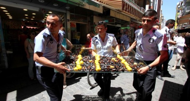 Karşıyaka'da zabıtaya şiddet gösterenlere hapis cezası