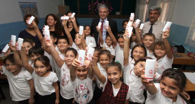 Karşıyaka'daki 10 bin öğrenciye diş seti