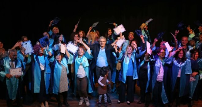 Karşıyaka'daki Aile Üniversitesi ilk mezunlarını verdi