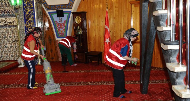 Karşıyaka'daki camilerde Ramazan temizliği