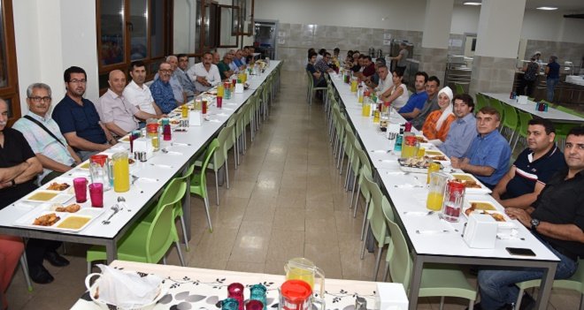 Karşıyaka’daki eğitimciler iftarda bir araya geldi