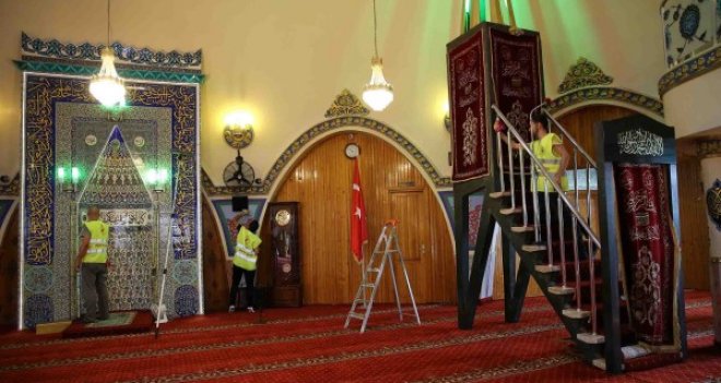 Karşıyaka'daki ibadethanelerde bayram temizliği