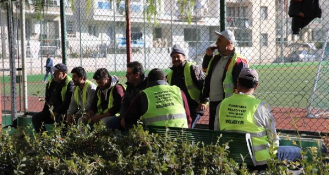 Karşıyaka'daki işçilere ''moladayım'' yazılı önlükler...