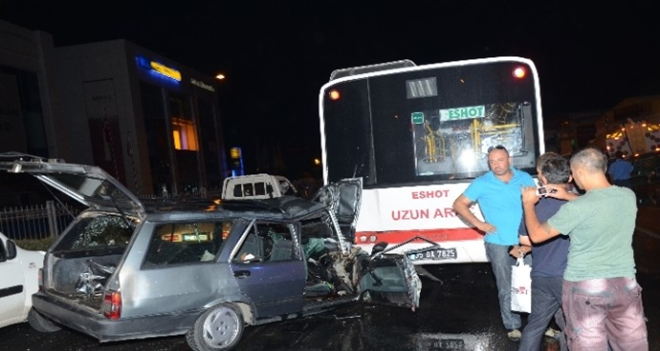 Karşıyaka'daki kazada 1'i ağır 3 yaralı!..