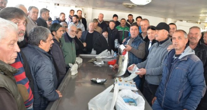Karşıyakalı balıkçılar balıkları açık artırma ile satıyorlar