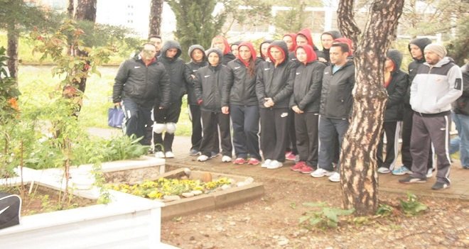 Karşıyakalı bayan voleybolcular Cengiz Hocalarına dua etti...