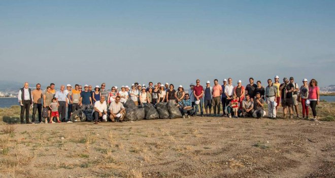 Karşıyakalı çevreciler Gediz Deltası’nı temizledi