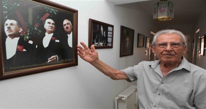 Karşıyakalı emekli öğretmen Atatürk portrelerini bağışladı