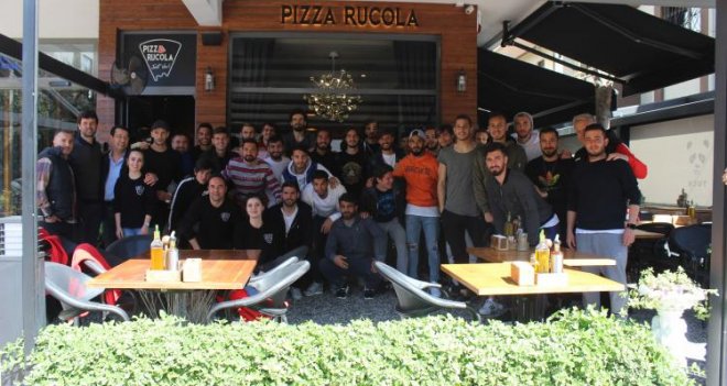Karşıyakalı futbolculara pizza dopingi...