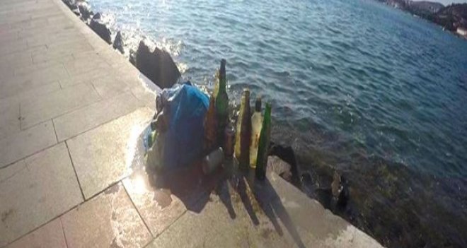 Karşıyakalı iki genç deniz dibinden 2 torba şişe topladı
