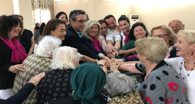 Karşıyakalı kadınlar Anneler Günü'nü huzur evinde erken kutladı