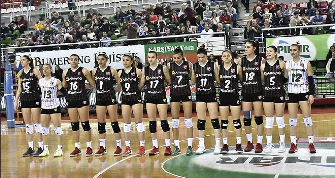 Karşıyakalı kızlar, Balıkesir'e gitti...