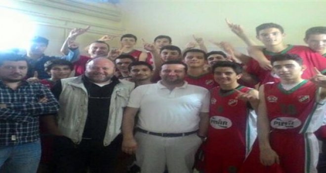 Karşıyakalı küçük erkekler, İzmir şampiyonu