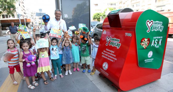 Karşıyakalı minikler ''kardeşlerine'' sahip çıkıyor