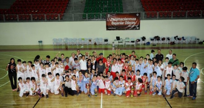 Karşıyakalı öğrenciler sporda yarıştı...