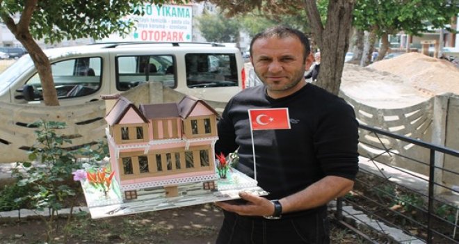 Karşıyakalı oto elektrikçi, Atatürk sevgisini maketle gösterdi