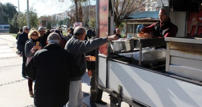 Karşıyakalı şehitlerin hayrına 4.kez lokma döktürdüler