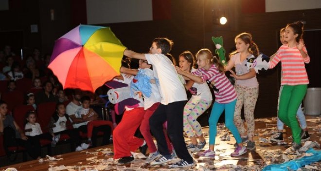 Karşıyakalı tiyatrocular Bozcaada’yı büyüledi