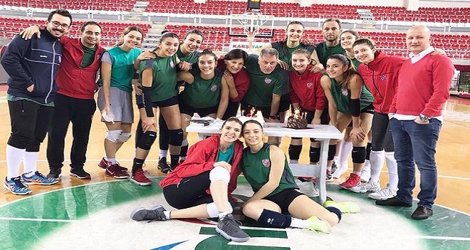 Karşıyakalı voleybolcular doğum günü kutladı