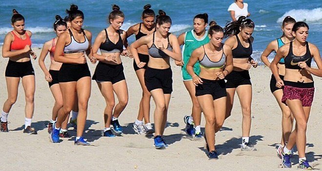 Karşıyakalı voleybolcular plajda çalışıyor...