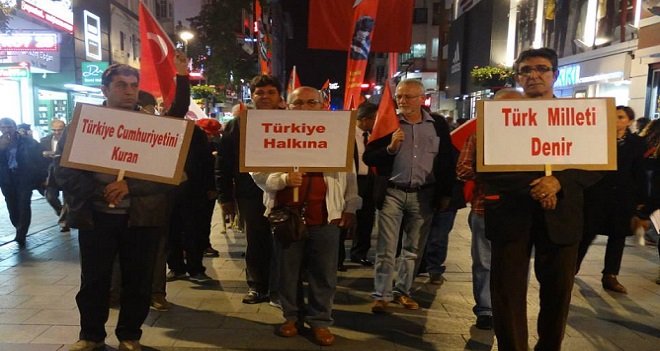 Karşıyakalılar Atatürk için yürüdü...