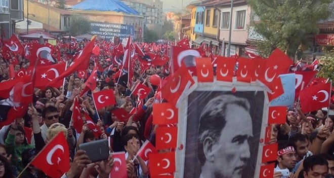 KARŞIYAKALILAR BAYRAKLARIYLA YÜRÜYECEK