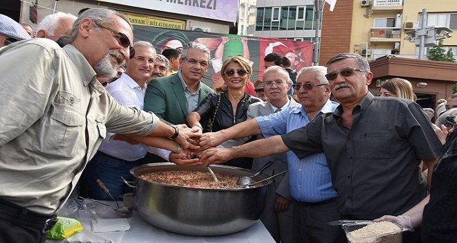 Karşıyakalılar birlikte aşure kardı