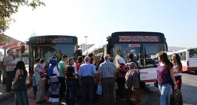 KARŞIYAKALILAR DURAKLARDA BEKLEDİ...