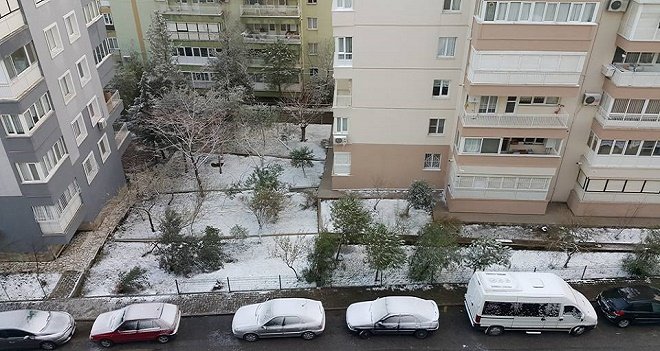 Karşıyakalılar karla uyandı...