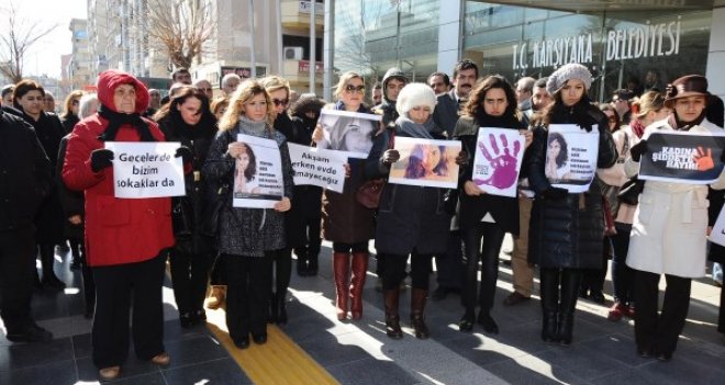 Karşıyakalılar Özgecan için iş bıraktı