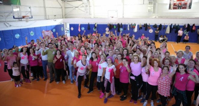 Karşıyakalılar pembe giyerek meme kanserine dikkat çekti